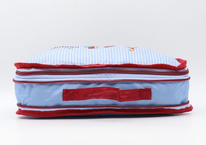 圧縮ファスナーを閉めてスリムになったポーチ