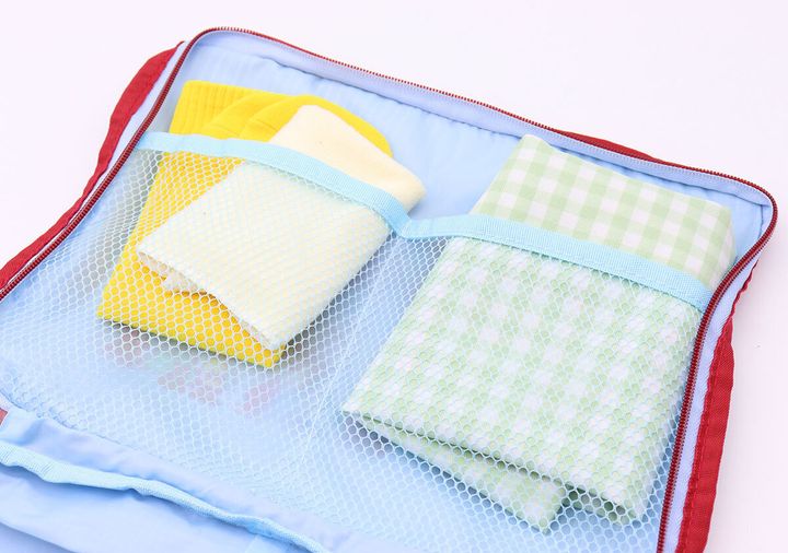 ポーチ内側のメッシュポケットにインナーや靴下