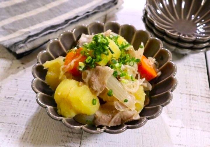 小口切りネギが乗った炊飯器で作る肉じゃが