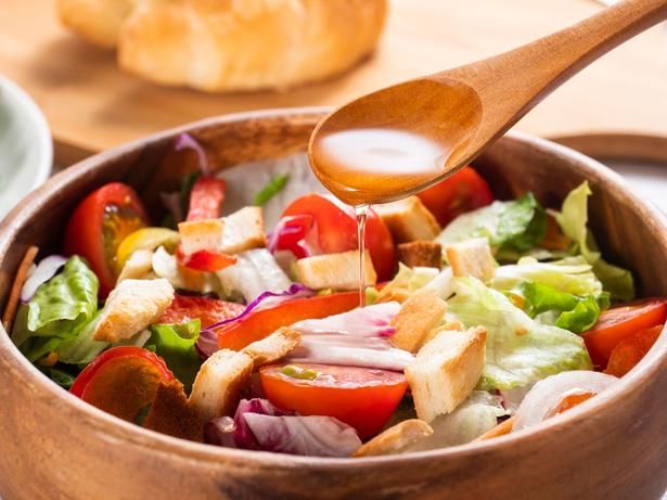 和食だけじゃない！サラダやチーズにひと回しでプロの味になる「洋食用ごま油」が新発売 fotokuro / PIXTA(ピクスタ)