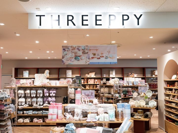 THREEPPYの「くまのプーさん」デザインシリーズは、原作デビュー100周年を記念した全56種の新シリーズです。ナチュラルでやさしい色合いが魅力の暮らしの中で使えるアイテムがそろい、SNSで話題になっているこのシリーズを紹介します。