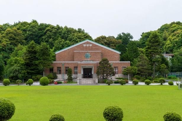1933年(昭和8年)に建造された旧海軍機関学校大講堂 画像提供：efksu / PIXTA(ピクスタ)