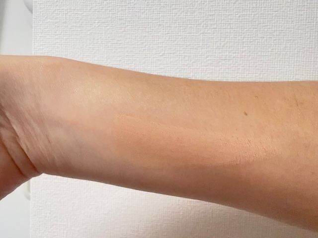 BBカバークッションを腕に塗ったスウォッチ
