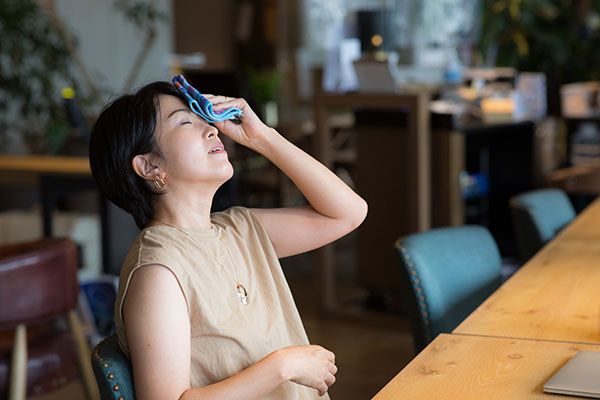 今年も酷暑！少し歩いただけでメイクがドロドロ…