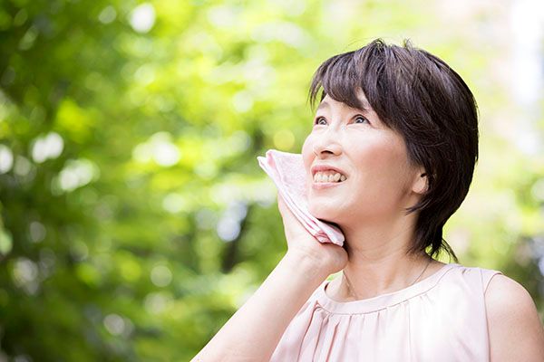 今年も酷暑！少し歩いただけでメイクがドロドロ…