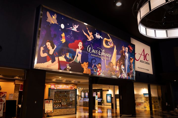 特大オリジナルアート「シーニック」。写真はイオンシネマ板橋