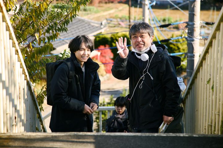 映画『白鳥とコウモリ』（左から）松村北斗、岸善幸監督メイキング写真 （C）2026「白鳥とコウモリ」製作委員会 width=