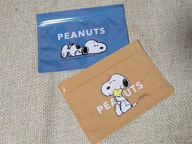 ブルーとブラウンのPEANUTSジッパーバッグのアップ写真
