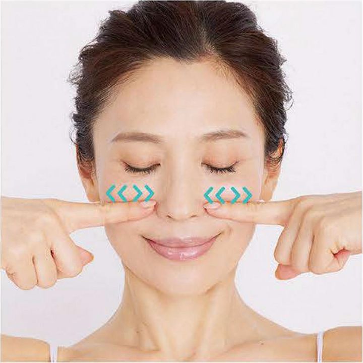 上顎骨のきわに人さし指全体を当てて、ずり圧を5 回かけます。