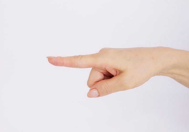 ココを使います！ 人さし指の側面、親指側を顔に当てます。