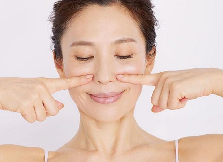 両手の人さし指を、小鼻のわきに指先が当たるようにおきます。