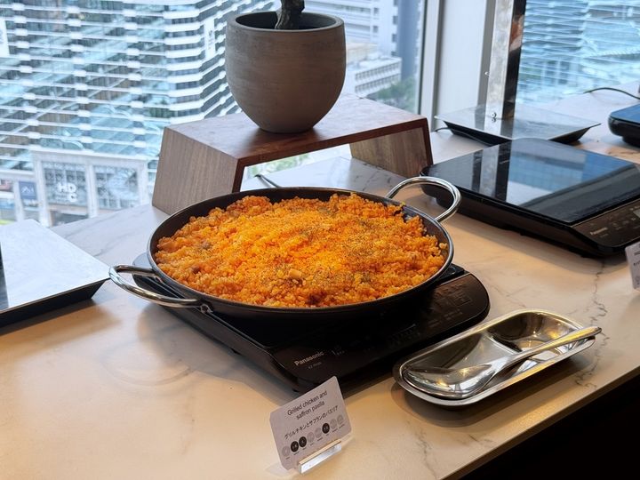 「グリルチキンとサフランのパエリア」