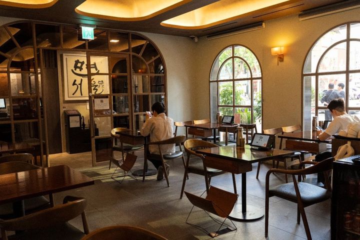 広々とした店内。おひとりさまの利用も多い