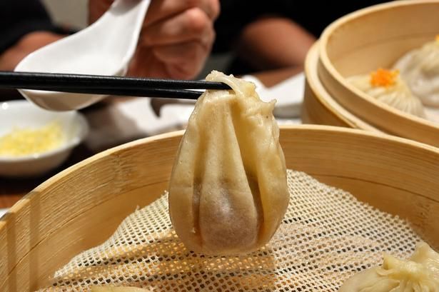 【写真】スープの重みでずっしり！極薄皮の中にたっぷりのスープが閉じ込められている証拠