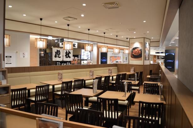 木目を基調とした店内は明るく開放的