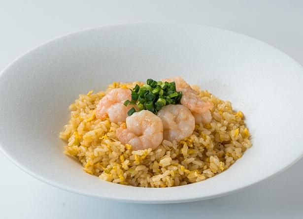 パラパラに仕上がった香ばしいライスに、大ぶりのプリプリした海老が贅沢にのった「海老炒飯」(1518円) 