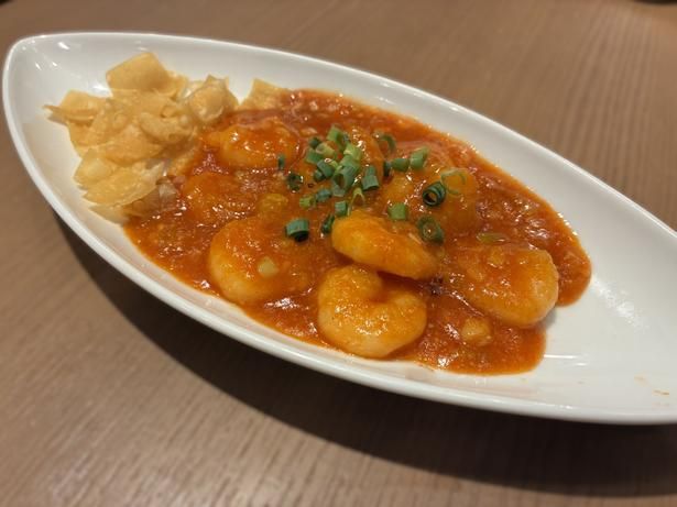 「海老のチリソース炒め」(1738円)。そのほか、台湾ドリンクや小皿料理も豊富にそろっており、しっかりとした食事から仕事帰りのサク飲みまで幅広く重宝するラインナップだ