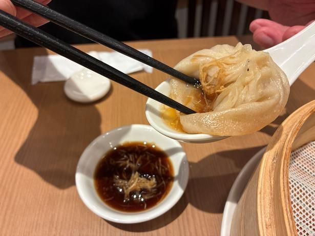 箸で皮に少し穴をあけると、スープがレンゲの上に流れ出てくる！そのスープを先に味わうのがおすすめの食べ方