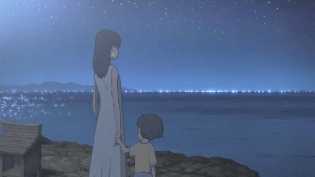 海辺の町を舞台に、純真無垢な祈りと呪いを描く [c]2026 片野坂亮／しらぬひ製作委員会