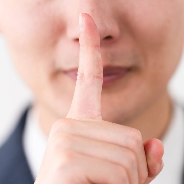 人差し指を立てる人