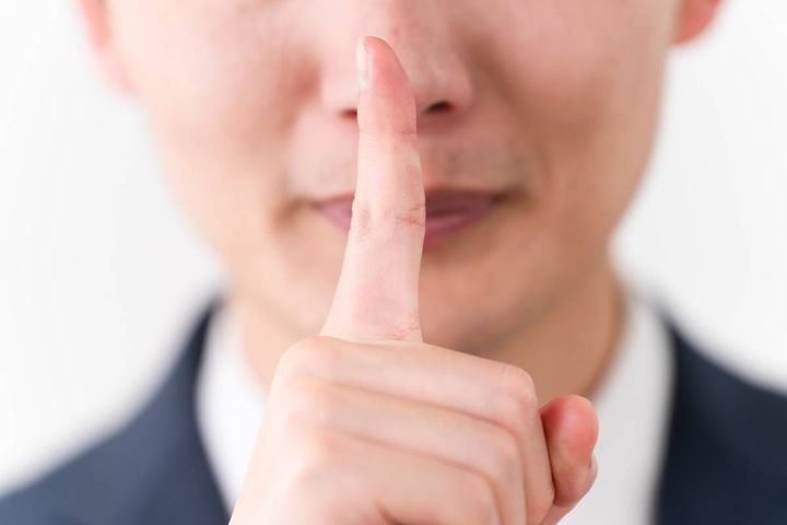 人差し指を立てる人