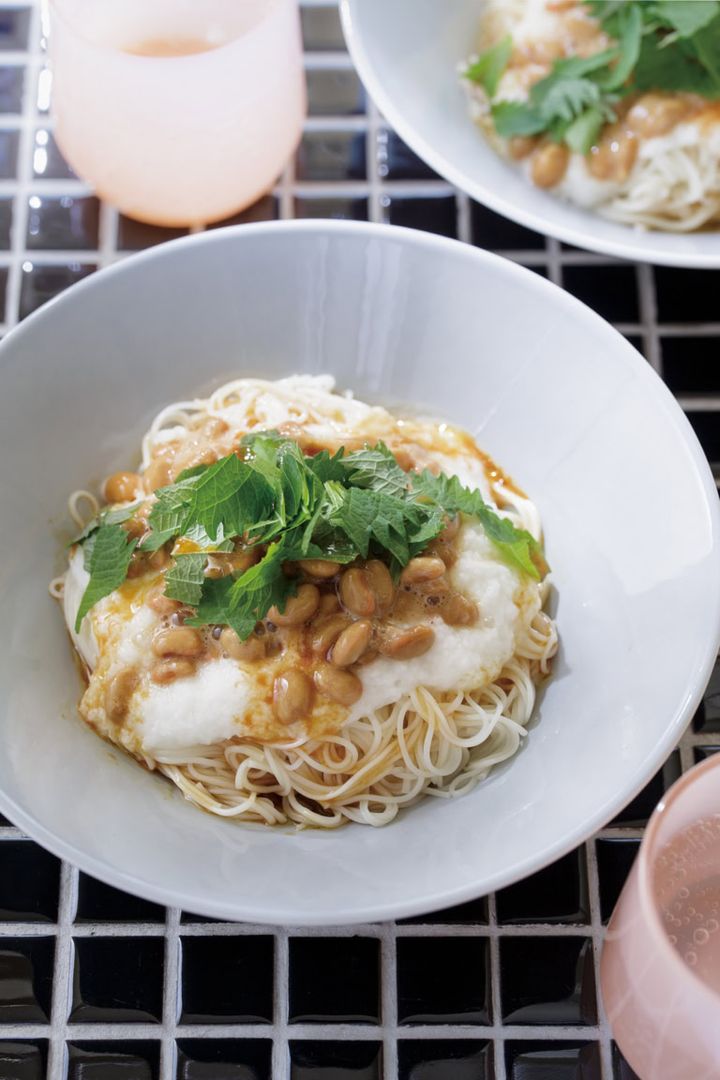 納豆とろろの辛子オリーブじょうゆそうめん