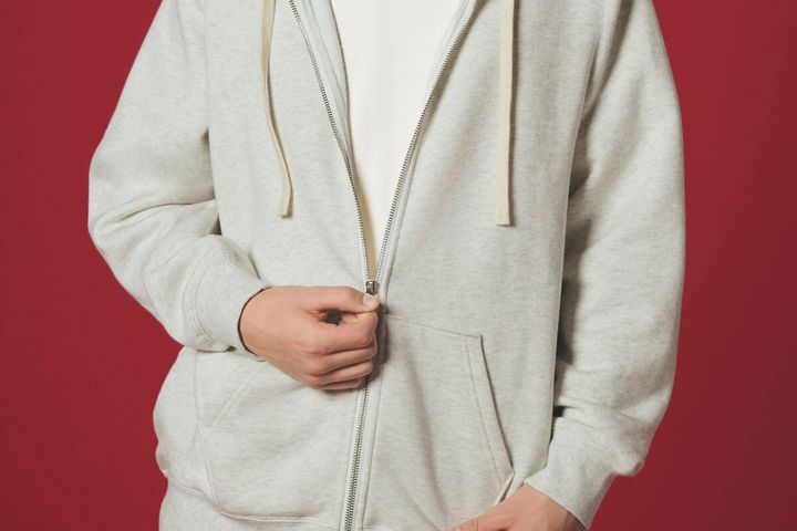 さらに、フルジップモデルには金具の存在感を抑えたファスナーを採用。ネックや袖口には耐久性を高める仕様を取り入れ、着用と洗濯を繰り返しても快適に使えるディテールとなっている。
