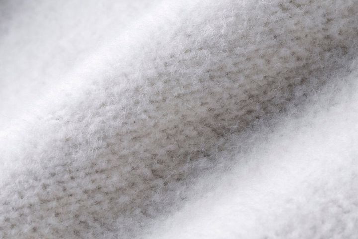 最大の特徴は独自の裏面加工。肌側に太番手の綿糸を使用することでループに立体感を持たせ、さらに特殊加工と微起毛加工を施すことで、なめらかでやわらかな肌触りを実現。10.5オンスの厚みがありながらも、重さを感じにくい快適な着心地となっている。