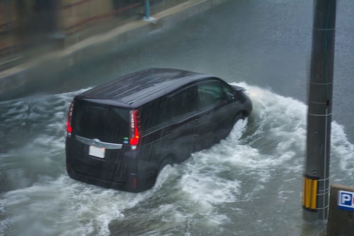 冠水した道路に進入してはいけない理由とは？（画像はイメージ）