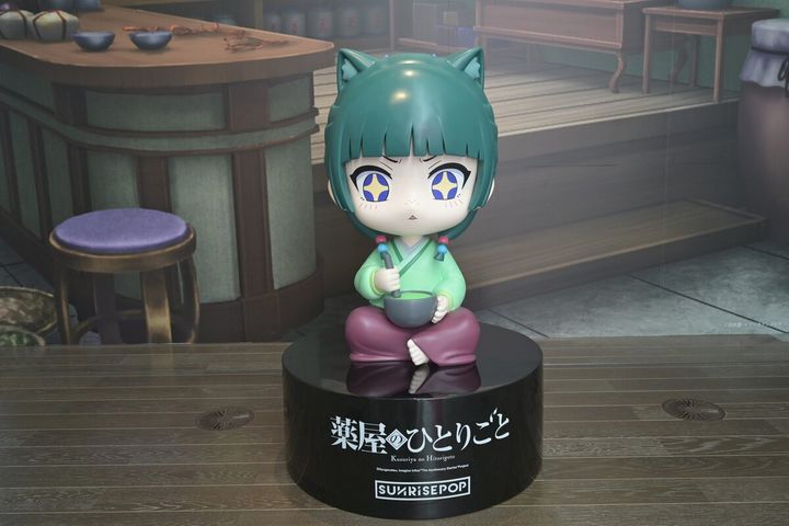 大きな見どころのひとつが、本邦初公開となる「猫猫像」。薬や毒への尽きない探究心に目を輝かせる猫猫の表情を間近で楽しめるほか、猫猫がいつも薬を調合している薬棚を背景にしたフォトスポットも用意されている。