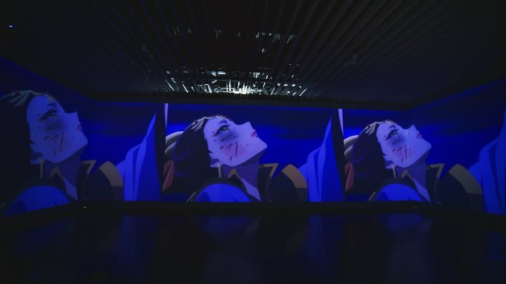 会場内のシアター空間では、「楼蘭の舞」をテーマにした特別映像を上映。3面スクリーンを最大限に活用し、空間を包み込む音響とダイナミックな映像演出によって、作中の緊迫した空気や楼蘭の秘めた想いに迫る。
