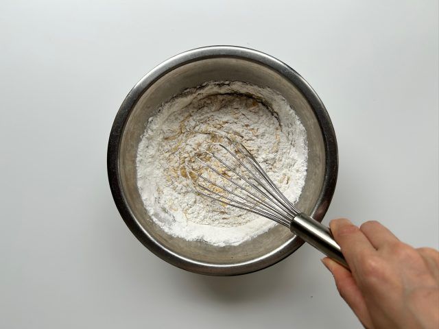 米粉を入れたボウル