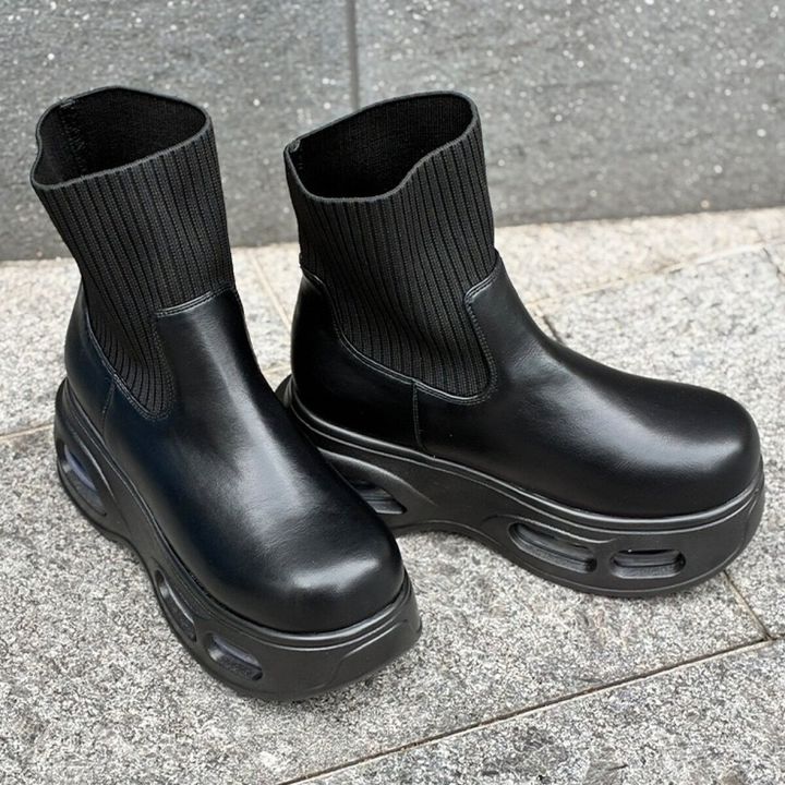 黒い厚底ストレッチブーツ。足首がニット素材でボリュームソール。