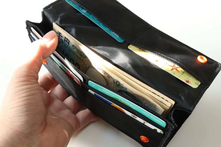 黒いカジュアル長財布を開きお札とカードが収納されている
