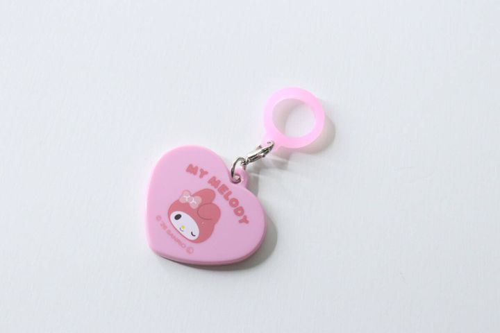 パッケージから出したピンクのハート型マイメロディリップミラー
