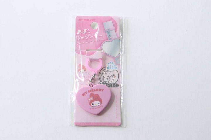 ピンクのハート型マイメロディリップミラーがパッケージに入っている