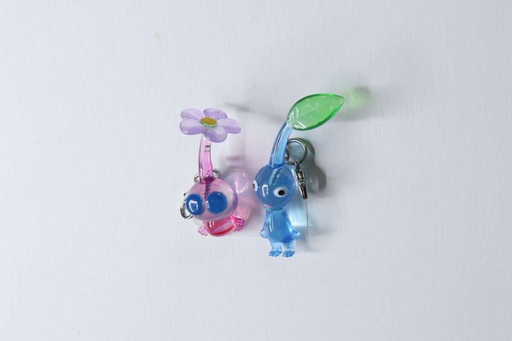 ゲルテープで壁に固定されたピクミンのマスコット2体