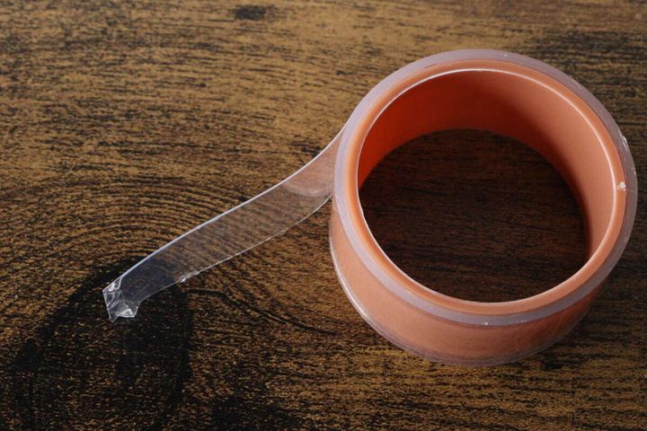 ゲルテープをロールから少し引き出した様子