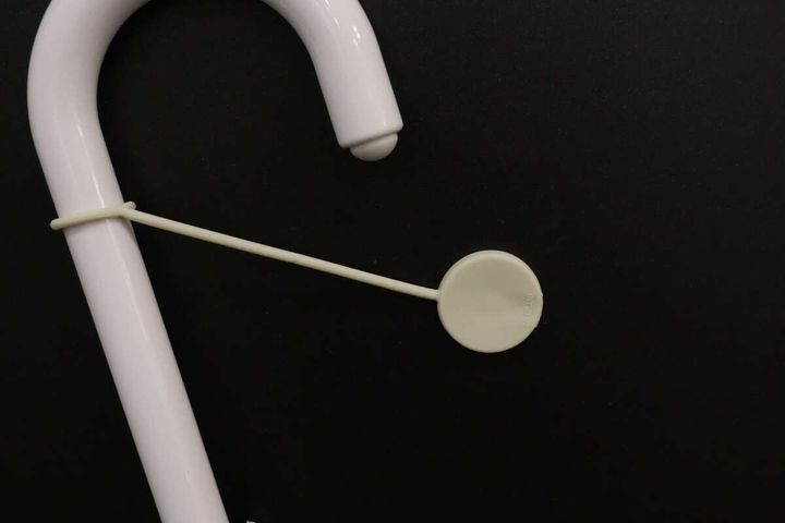 白い傘の持ち手に装着されたマーカー部分のアップ