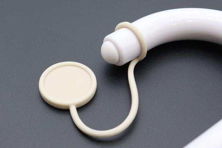 傘の白い持ち手部分にリングを通し装着している様子