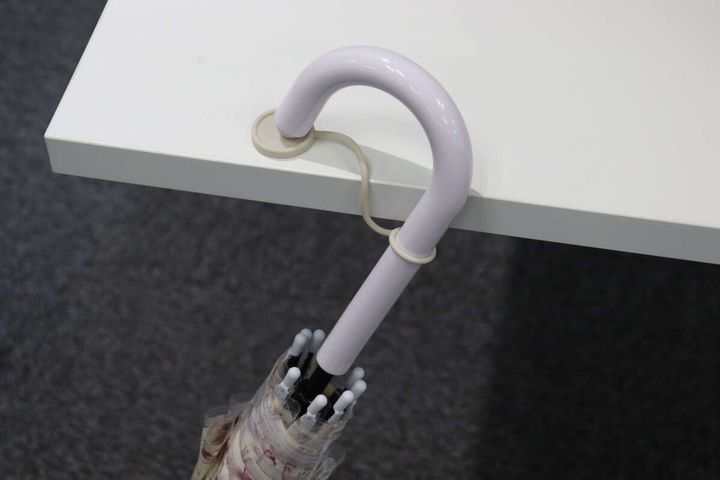 傘の持ち手先端をマーカーの丸いパーツに引っ掛けテーブルに固定
