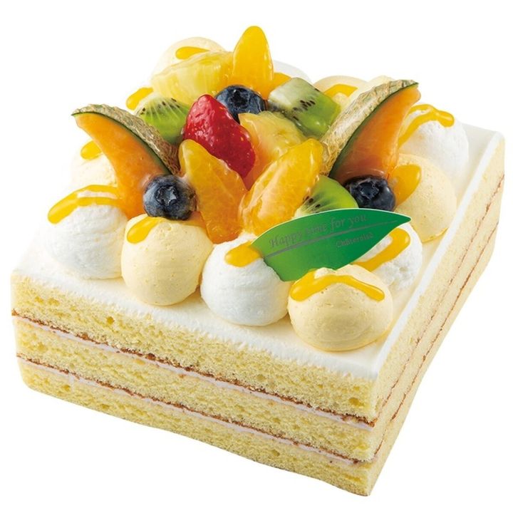 四角いケーキにパインやメロンなど色とりどりのフルーツとクリームが飾られている