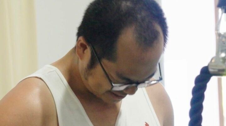 【写真・画像】「体大きいのに意外と情けない」 31歳子供部屋おじさん、筋トレに苦悶の表情 1枚目