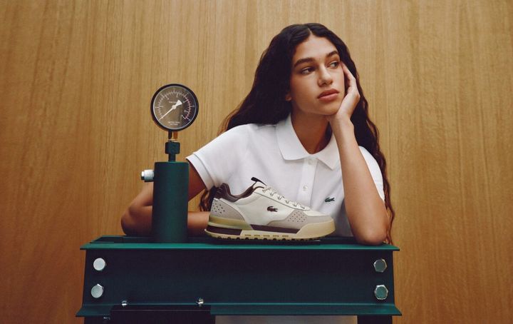 テニスはLACOSTEにとって、ブランドのルーツであり最も自然に語れるアイデンティティ。約60年にわたるフットウェアの歴史を持つブランドが、テニスコートのラインやグラフィック、ヘリテージを現代的なデザインへと昇華した新たなモデルが「SLAM BREAK」だ。