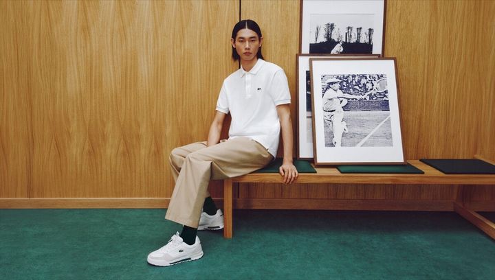 フランス発のプレミアム ファッションスポーツブランドLACOSTE（ラコステ）から、新作フットウェア「SLAM BREAK（スラムブレイク）」が登場。ブランドのルーツであるテニスカルチャーと現代のライフスタイルを融合させた一足として、2026年8月17日より全国のラコステ店舗および公式オンラインストアで発売する。
