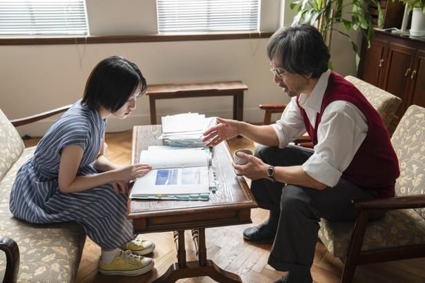 母親が殺された事件の真相を知るため、朝子は当時の弁護士(滝藤賢一)に話を聞きに行く [c]IDKYPs./Pyramide Productions