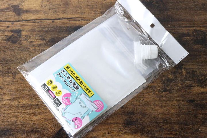 セリアのウォッシュバッグのパッケージを斜め上から撮影