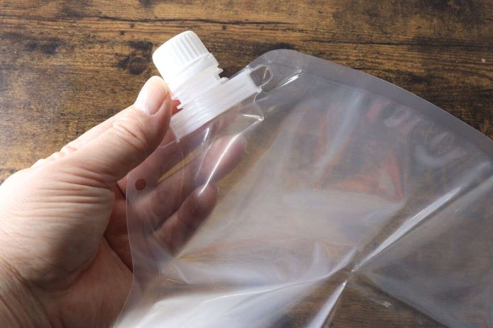 ウォッシュバッグのキャップ部分を指でつまんでいる様子