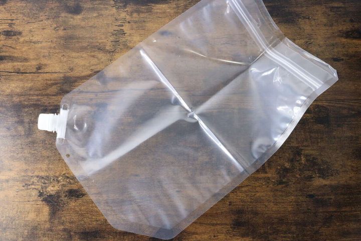 透明なウォッシュバッグ本体を広げた状態
