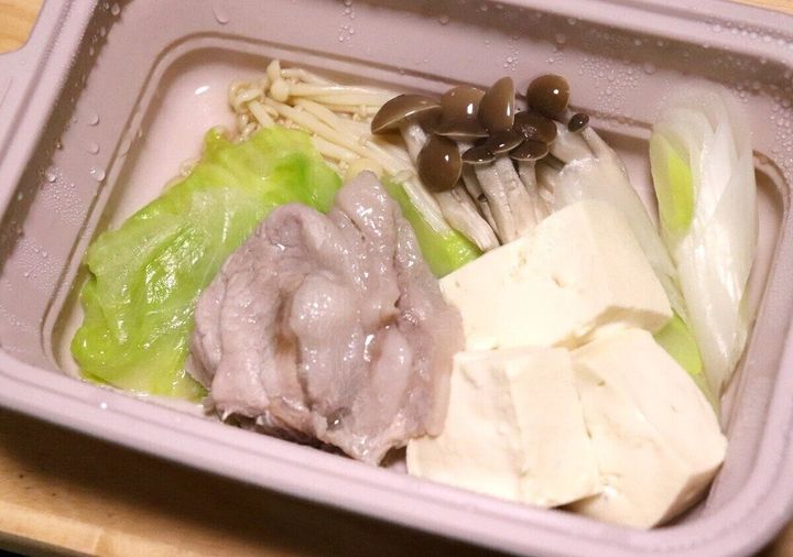 シリコーンスチーマーに入った豚肉、野菜、豆腐の蒸し料理の具材